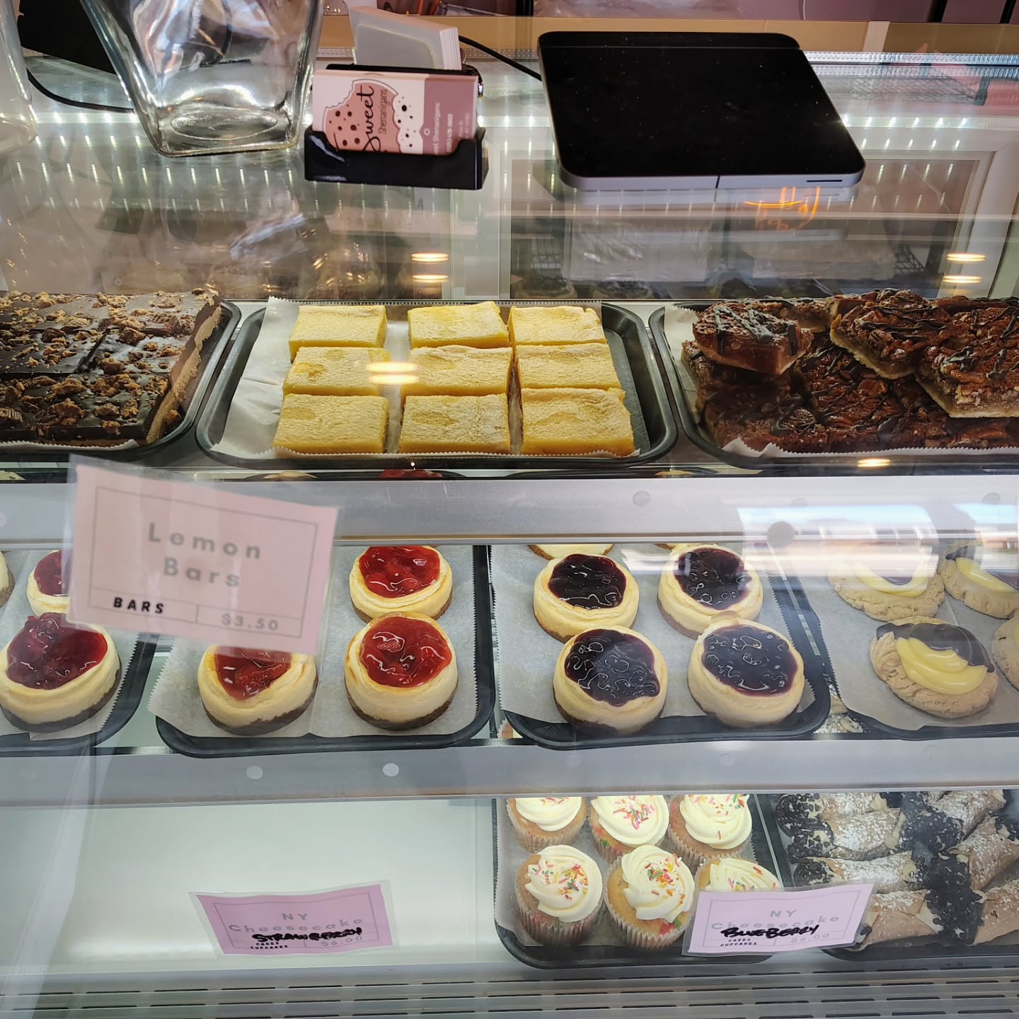 Mini New York cheesecakes with assorted toppings